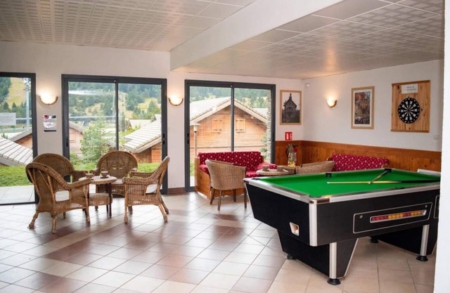 Chalet, 300m from shops, fitness, swimming pool, sauna, terrace, parking, tv, ski locker, 42m²