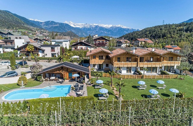 Chalet '4 55m²' with Mountain View, Shared Pool and Wi-Fi