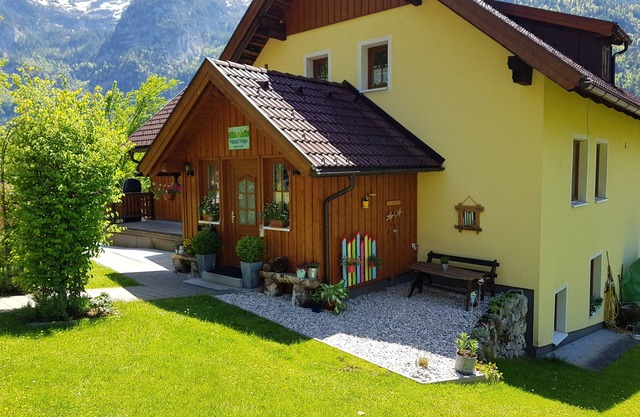 Chalet 5 mins from Lake Hallstatt. 5 en-suite double rooms, quiet place.