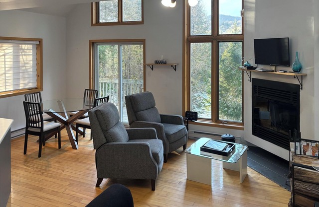 Chalet au Bord dun Grand lac Sans Bateau à Moteur