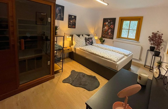 Chalet am Bach - Ferienhaus, Dusche, WC, Flussblick