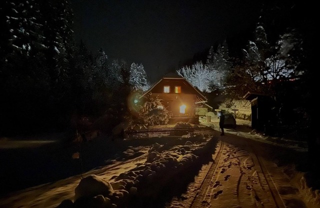 Chalet am Bach - Ferienhaus, Dusche, WC, Flussblick