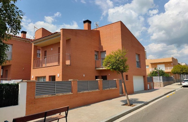 Chalet amplio con Jardín y zona barbacoa.