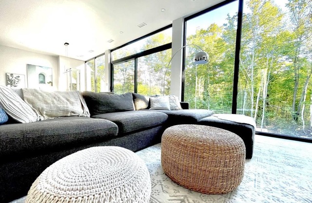 Chalet Architectural Avec spa en Nature et Fenestration Plein Pied