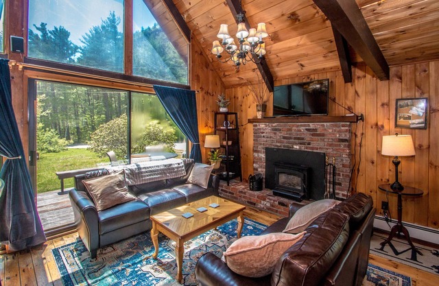 Chalet at Cathedral Ledge base! Epic views, 5 min to village, walk to Echo Lake!