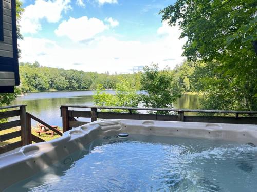 Chalet au bord du lac Bécaud -spa - paddle - foyer