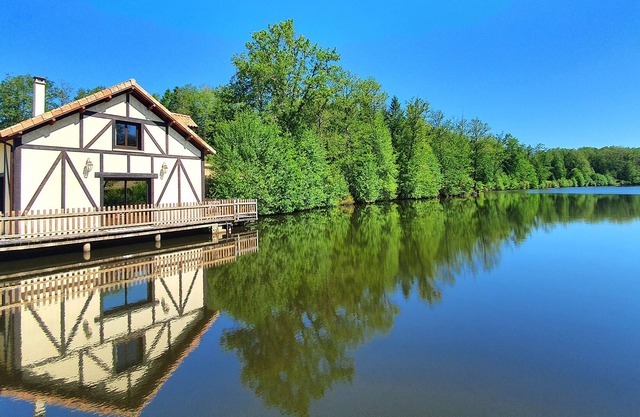 Chalet avec Terrasse sur Étang de pêche privé à Saint-Estèphe en Périgord