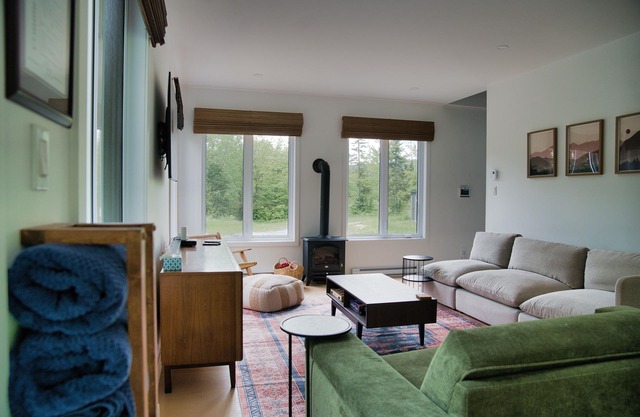 Chalet Bèlkay | 1h From Montreal | lake, hot tub, firepit, family-friendly