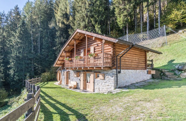 Chalet Baita Dani with Mountain View, Sauna, Wi-Fi & Terrace