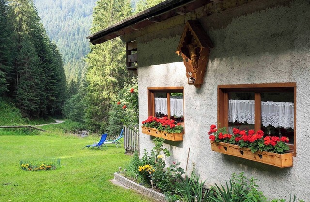 Chalet 'Baita Florinda' with Mountain View, Garden & Wi-Fi