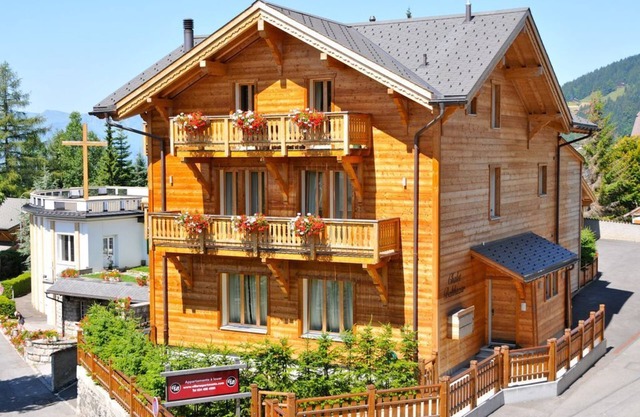 CHALET BALTHAZAR 3 - LUXURY APARTMENT, CENTRAL VILLARS 100 METRES FROM SKI TRAIN
