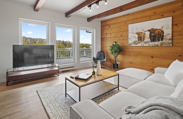 Chalet Bleu - Waterfront Retreat