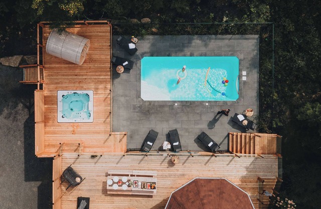 Chalet Blue Jay at Fiddler Lake with hot tub, sauna, and private pool.
