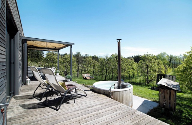 Chalet 'Bodensee Oberschwaben' with Private Terrace, Private Garden and Wi-Fi