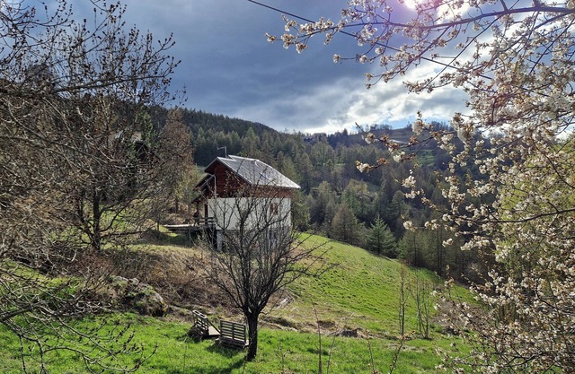 Chalet bois le Sauze, 12 pers, ideally located, self-contained, 360° view over the valley