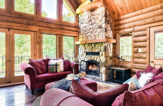 Chalet Boreal - 5 Bedrooms with Lake Access, Hot Tub and Pool Table