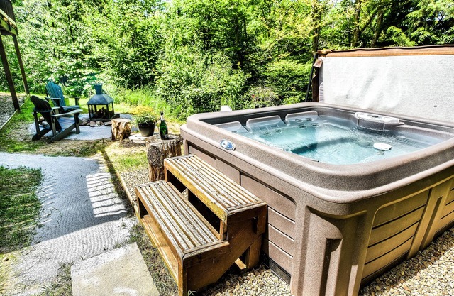 Chalet Boreal - Private Hot Tub, Lake, Kayaks, Pool Table, Incredible Retreat!