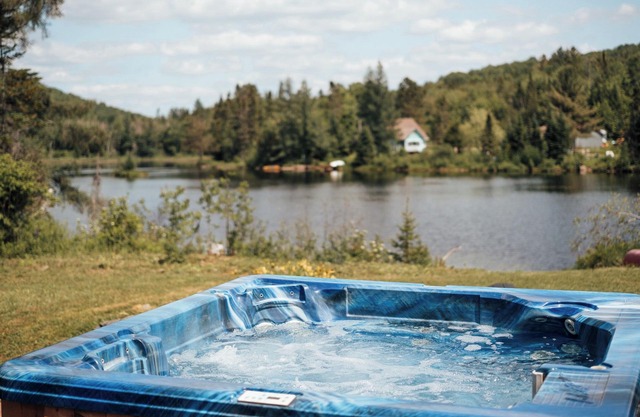 Chalet Bouleau, spa, fireplace, lakeside, family-friendly