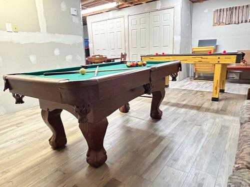 Chalet by the Lake with Beach, Spa, Fire & Pool Table