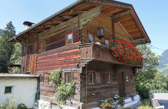 Chalet by the river, 1 km to the ski lift