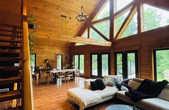 Chalet Lakehouse dreamy and private by the beautiful lake. Close to Montreal