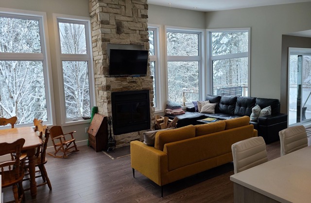Chalet Moderne et Lumineux sur une rue Tranquille Avec 4 Chambres, Foyer, spa