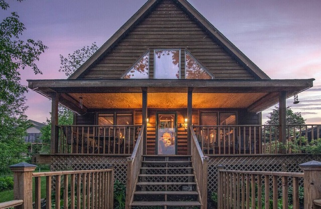 Chalet Cabin, Premier Lake, Hot tub, Sleeps 8, 1600 sq Ft., 3 bedroom, 2 bath