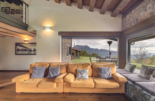 Chalet 'Casa Campelles 2' with Mountain View, Shared Terrace and Wi-Fi