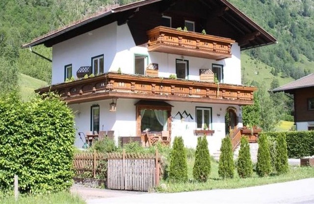 Chalet Charlotte (5 Bedrooms & 4 Bathrooms) - Sleeps up to 12