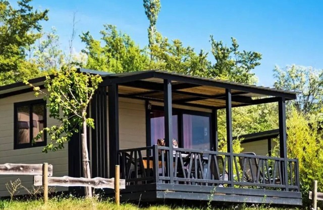 Chalet Comfort "Noumea" + CLIM 25m2 - (Modell 2) 2 Schlafzimmer + 12m2 überdachte Terrasse + TV 5 Personen