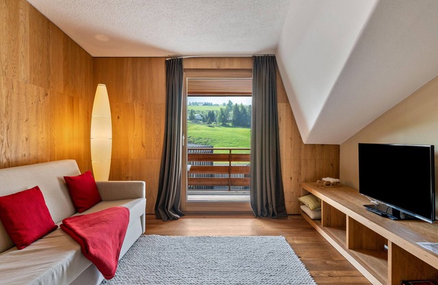 Chalet 'Compatsch' with Mountain View, Private Terrace and Wi-Fi
