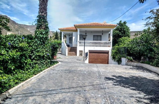 Chalet con piscina en Níjar