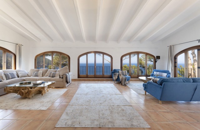 Chalet con Vistas Panorámicas en Primera Línea de mar