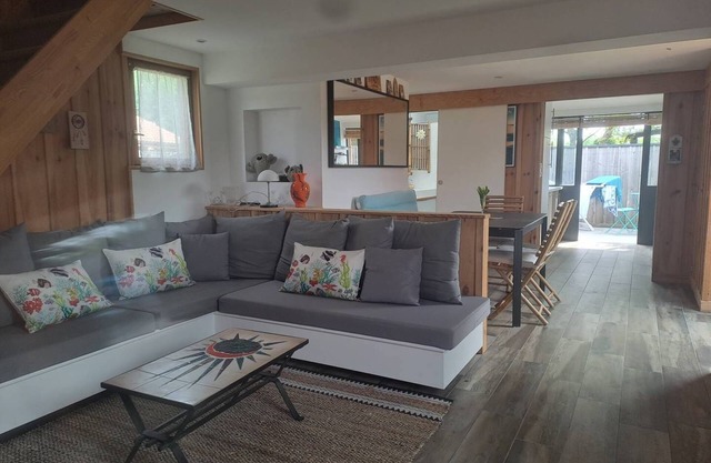 Chalet confortable avec terrasse et piscine