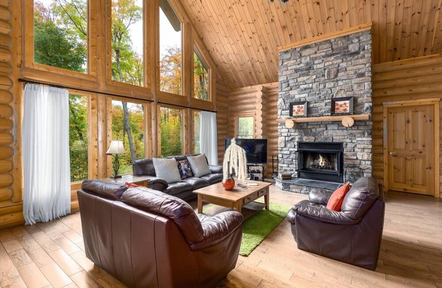 Chalet Deer Lodge - 5 Bedrooms with Lake Access, Hot Tub and Pool Table