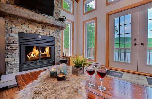 Chalet des Grands Espaces Verts- with spa and breathtaking waterfront views