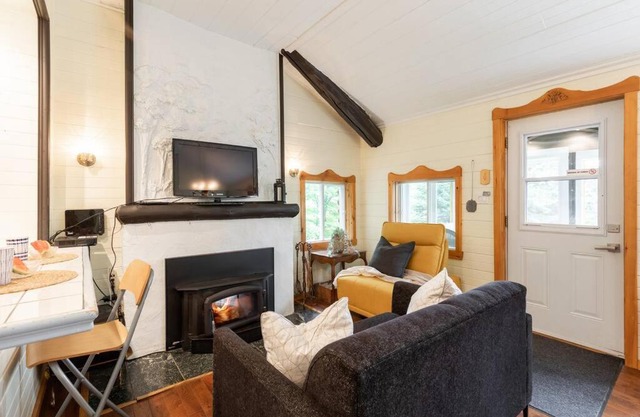 Chalet du Village - Rustic charm, lake - beach access