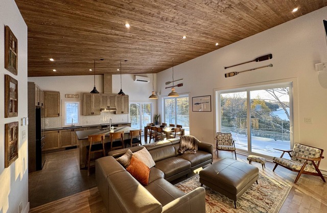 CHALET DU COLONEL BARRON – Grand chalet neuf au bord de l’eau