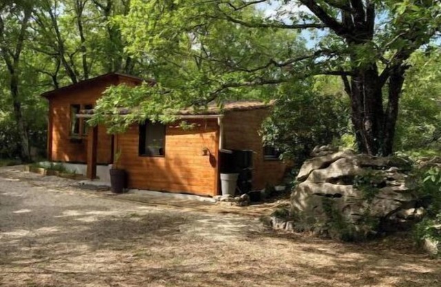 Chalet du petit bois, quiet location, river nearby, town center five minutes away.