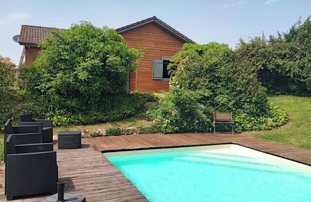 Chalet en bois avec piscine privée. Animaux acceptés