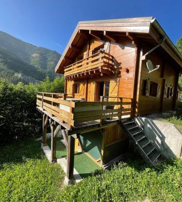 Chalet en bois avec très belle vue sur la montagne
