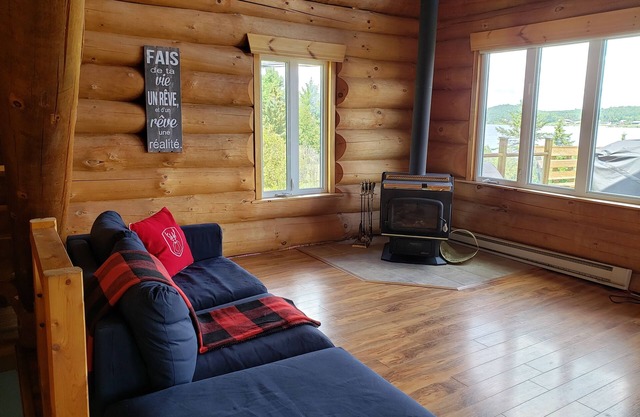 Chalet en bois rond au bord du Lac Aylmer