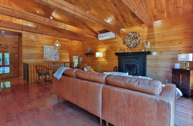 Chalet en pleine nature avec 80 acres de terrain et SPA!