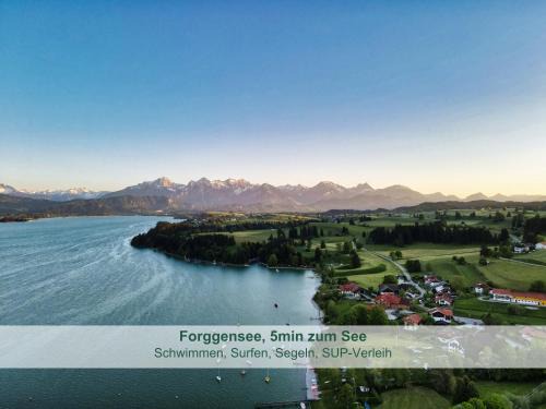 Chalet - Ferienwohnungen - Biohof Stöger - Panoramasüdbalkon - grandiose Aussicht auf See, Berge und Schloss Neuschwanstein