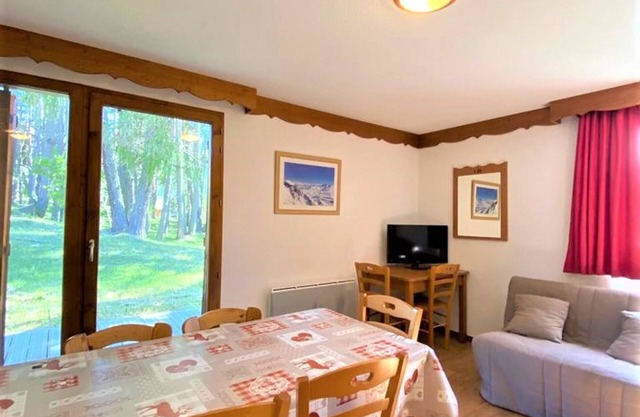 Chalet for 8 with terrace, ski storage, free parking, pets allowed