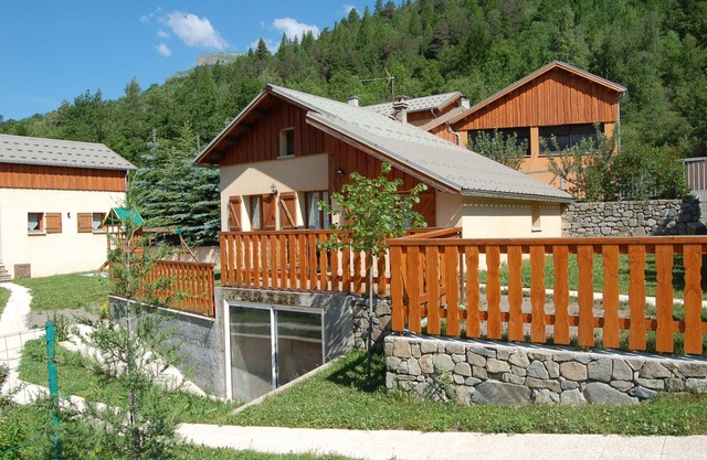 Chalet 'Génépi 6 Personnes' with Mountain View, Private Terrace and Wi-Fi