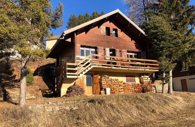 Chalet at the foot of the pistes, 180° view