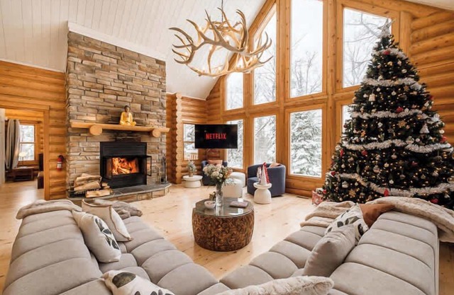 Chalet Golden Bear at Fiddler Lake with spa, sauna, and private pool