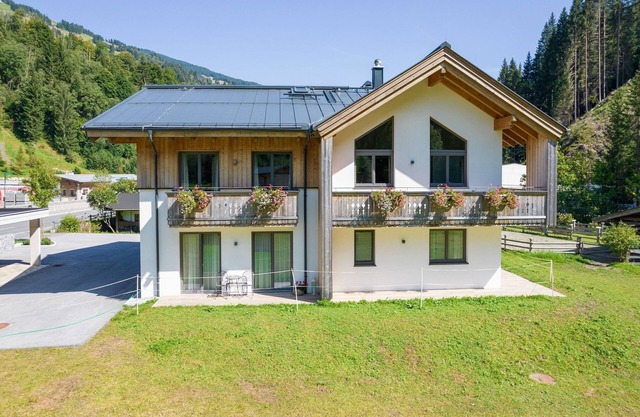 Chalet in Saalbach near Ski Lift