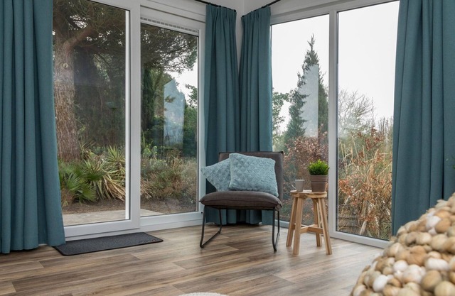 Chalet in Vrouwenpolder with garden